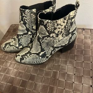 Snake skin boots ! Sam Edelman